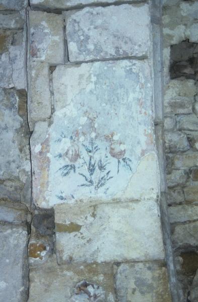 Intérieur ; arc triomphal côté sud : traces de décor peint.