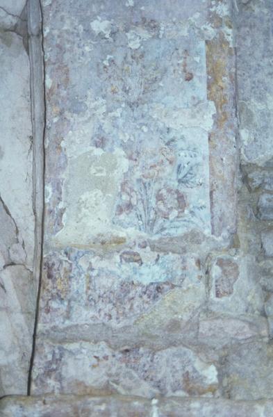 Intérieur ; arc triomphal côté nord : traces de décor peint.