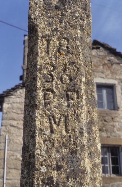 Croix monumentale ; 1835 et initiales.