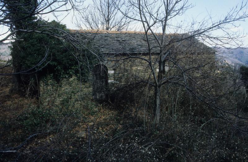 Bâtiment de ferme isolé situé au dessus du château.