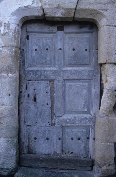 Porte d'entrée sur la tour d'escalier.