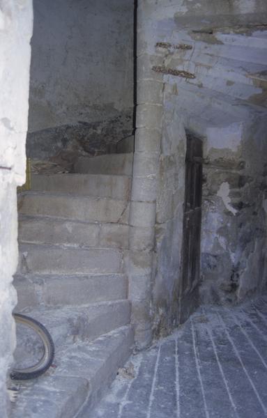 Entrée : départ de l'escalier.