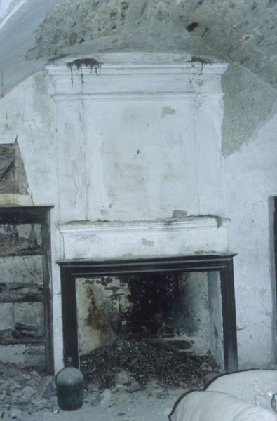 Intérieur ; rez-de-chaussée ; pièce d'angle sud-est ; cheminée sur le mur est.