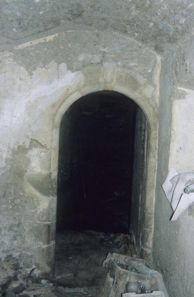Intérieur ; rez-de-chaussée ; porte vers la pièce nord-ouest.