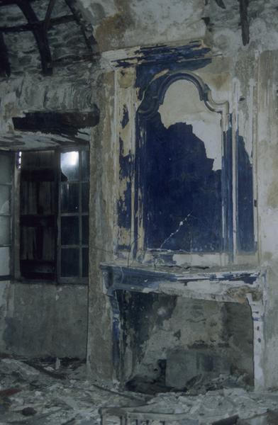 Intérieur ; 1er étage ; pièce à l'angle sud-est ; cheminée.