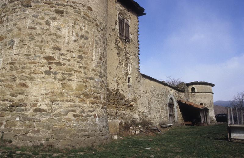 Enceinte à l'est et portail.