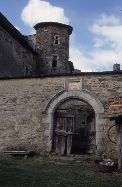 Portail est et tour d'escalier.