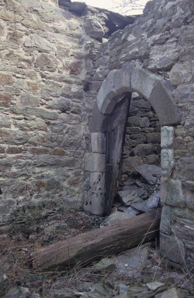 Aile Est vue depuis la cour : entrée de la partie accolée à la tour sud-est.