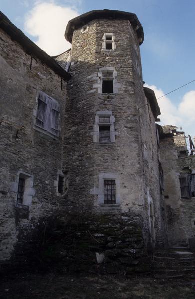 Cour ; tour d'escalier.