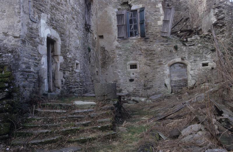 Cour ; tour d'escalier ; perron d'entrée ; façade de l'aile ouest.