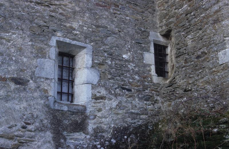 Cour ; angle sud-est de la tour d'escalier.