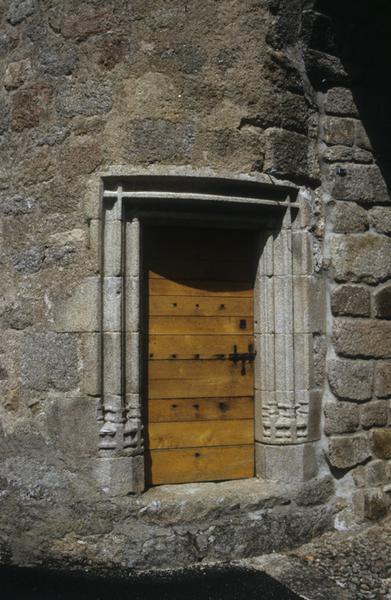 Porte du clocher, provenant du château.