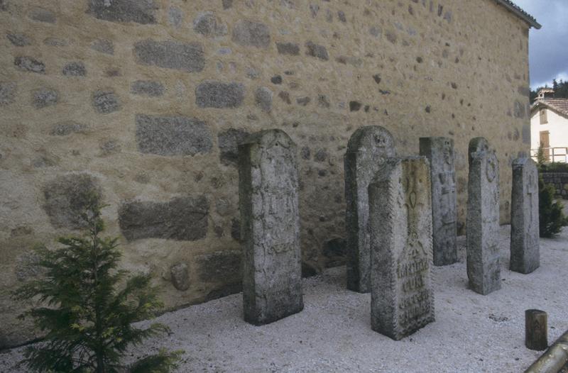 Pierres tombales sur le côté de l'église.