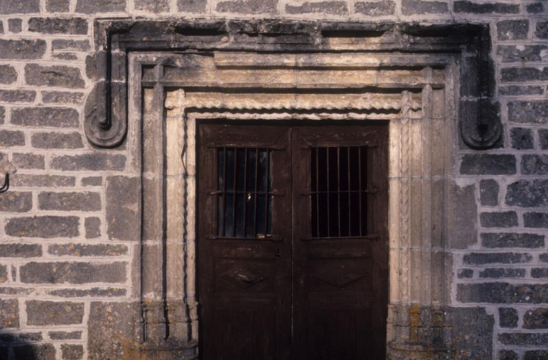 Façade ouest ; détail de l'entrée.