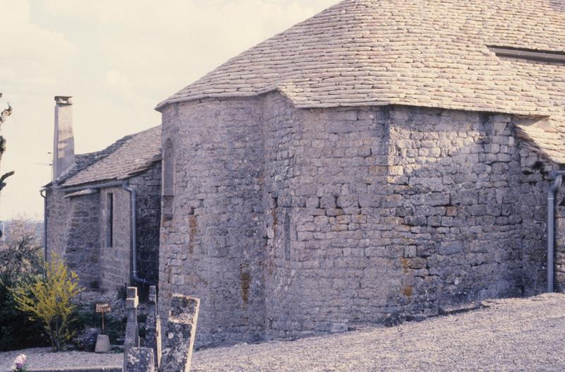 Chevet et presbytère: vue nord.