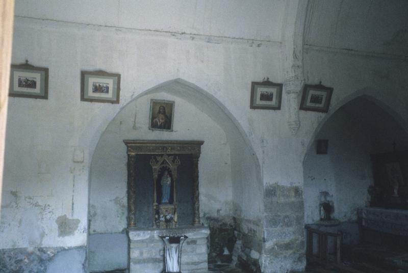 Intérieur ; chapelle nord et retable.