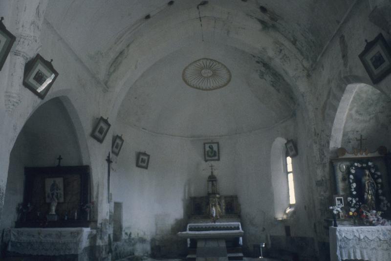 Intérieur ; choeur et chapelles formant transept.