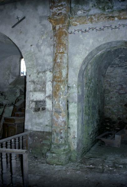 Intérieur ; chapelles absidiale et nord avec des traces de peintures murales.