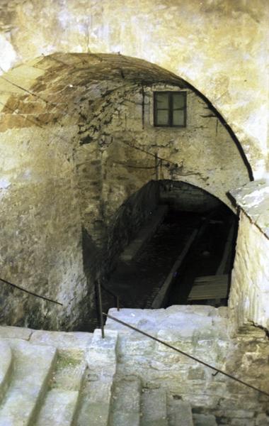 Escalier descendant vers le lavoir.