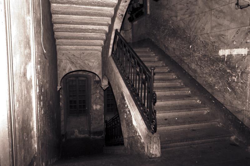 Cage d'escalier vue depuis le palier du 1er étage.