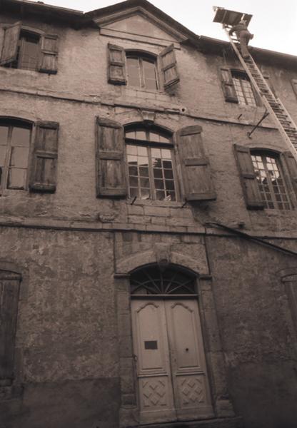 Façade sur cour : travée centrale.