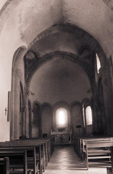 Intérieur ; nef et choeur.