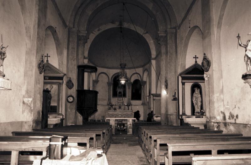 Intérieur ; nef et choeur.