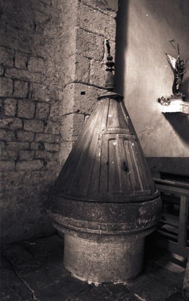 Intérieur ; fonts baptismaux.