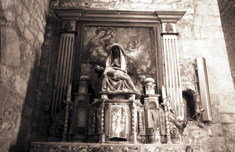 Intérieur ; partie supérieure du retable de la chapelle nord.