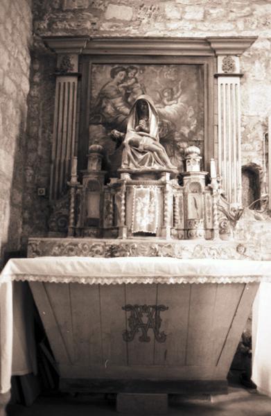 Intérieur ; retable de la chapelle nord.