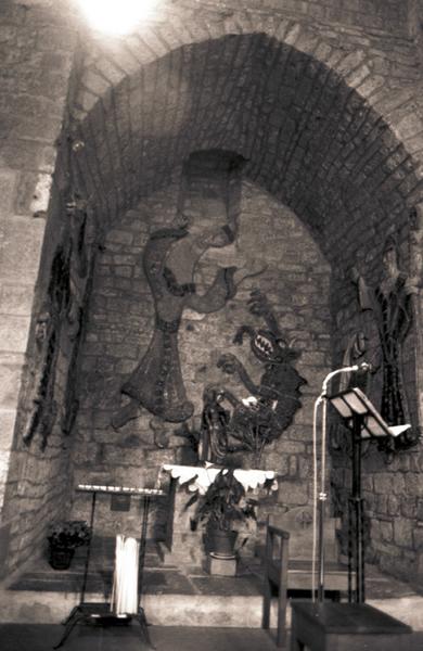 Intérieur ; chapelle avec décor en céramique.