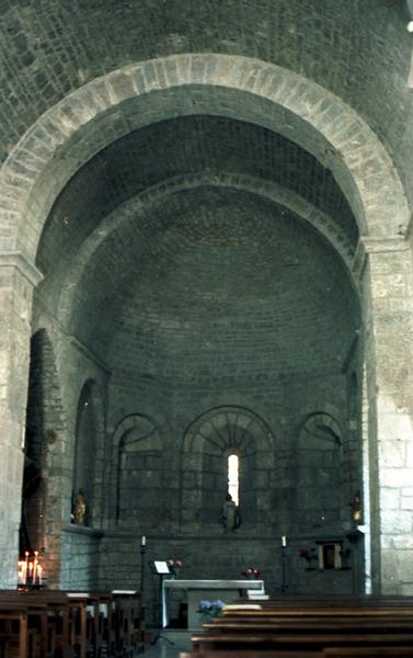 Intérieur ; nef et choeur.