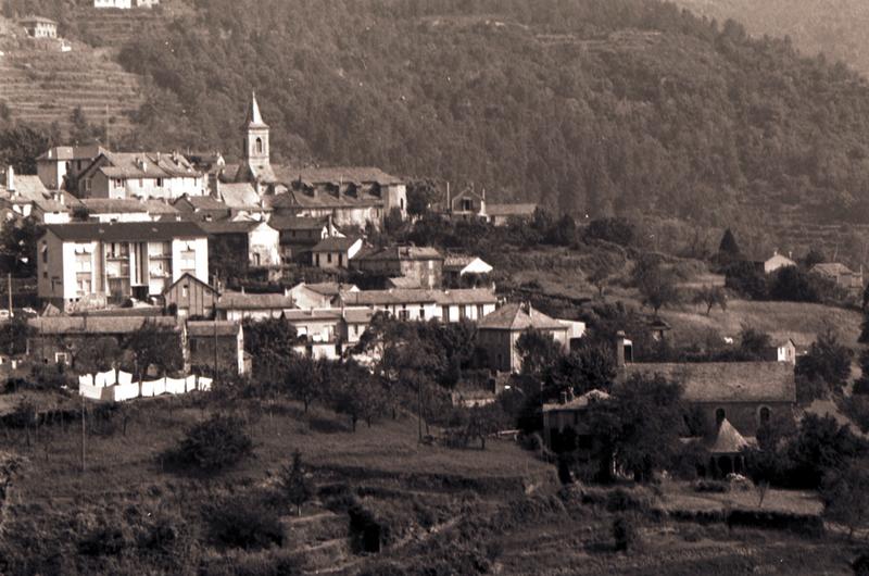 Vue d'ensemble avec l'église et le temple.