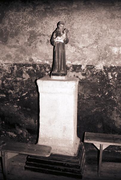 Intérieur ; cippe classée et statue de saint Antoine de Padoue.