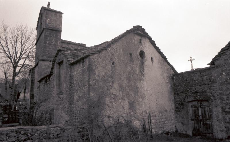 Vue sud-ouest du presbytère avec le portail.