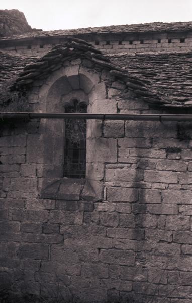 Mur sud vu depuis la cour du presbytère.