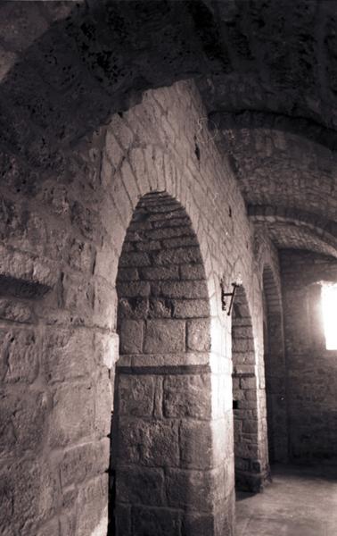 Intérieur ; arcades séparant la nef et le collatéral nord.