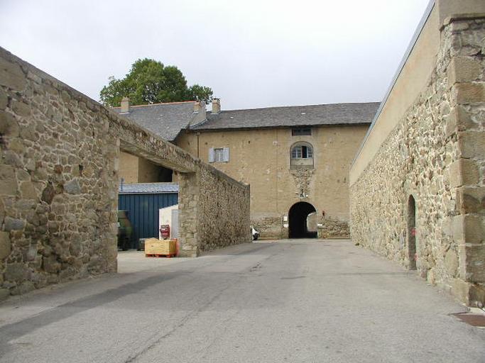 Premier emplacement du four lors de son installation par F. Trombe en 1948 : près de la porte de France, dans la partie nord de la citadelle.