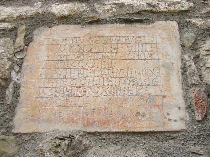 Inscription funéraire encastrée dans le mur de la nef. - © Monuments historiques