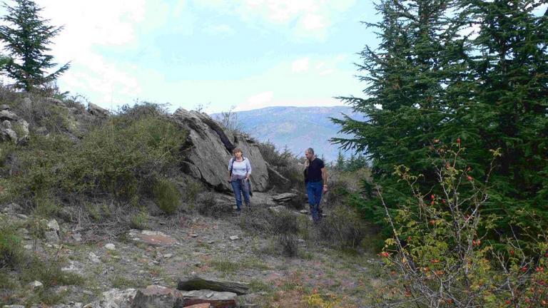 Vue d'ensemble du rocher situé en bordure de chemin.