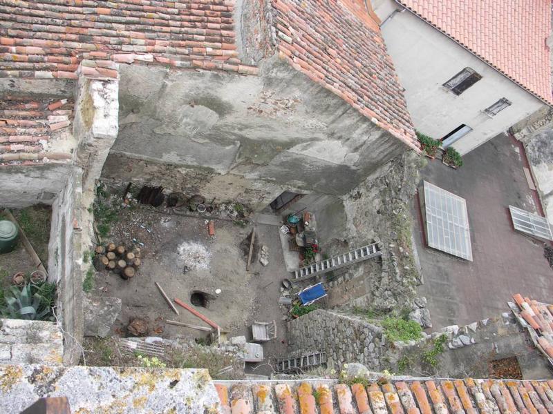 Enclos canonial. Maison 7-9 place du chapitre. Parcelle 295. Sacristie. Vue depuis le clocher de l'emplacement de la sacristie démolie après la révolution. A droite l'aire du cloître, recouverte par un toit de garage.