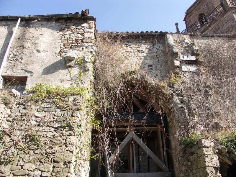 Enclos canonial. Maison 7-9 place du chapitre. Parcelle 295. Sacristie. Côté sud de l'église, travée étayée.