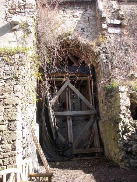 Enclos canonial. Maison 7-9 place du chapitre. Parcelle 295. Sacristie. Côté sud de l'église, travée étayée.