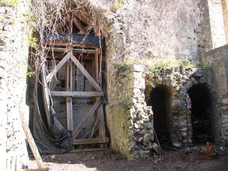 Enclos canonial. Maison 7-9 place du chapitre. Parcelle 295. Sacristie. Côté sud de l'église, travée étayée. 2 petits passages voûtés donnaient accès au choeur depuis la sacristie.