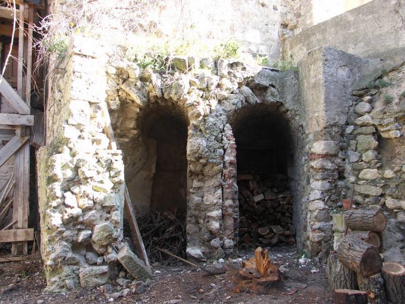 Enclos canonial. Maison 7-9 place du chapitre. Parcelle 295. Sacristie. Côté sud de l'église, travée étayée. 2 petits passages voûtés donnaient accès au choeur depuis la sacristie.