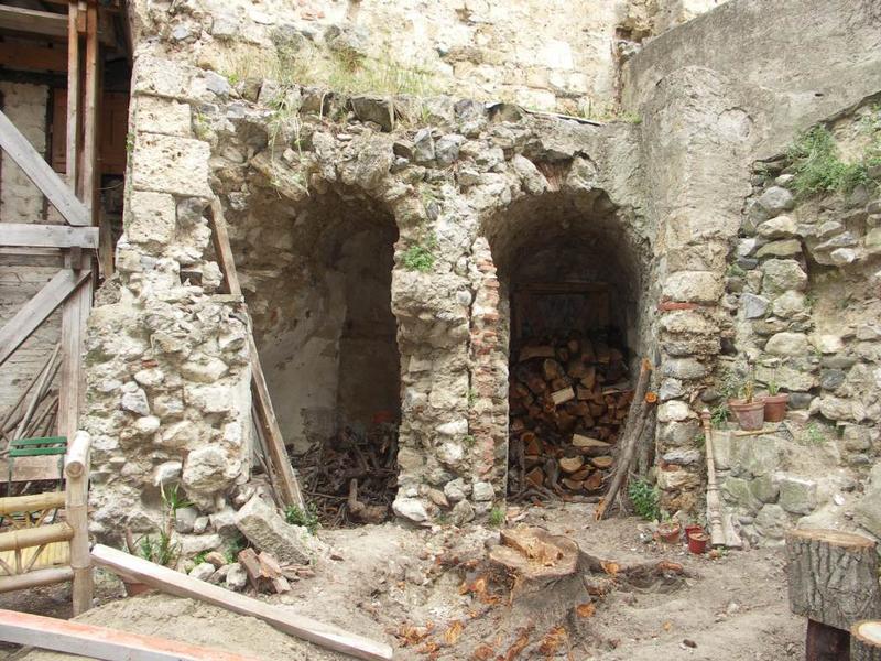 Enclos canonial. Maison 7-9 place du chapitre. Parcelle 295. Sacristie. Côté sud de l'église, travée étayée. 2 petits passages voûtés donnaient accès au choeur depuis la sacristie.