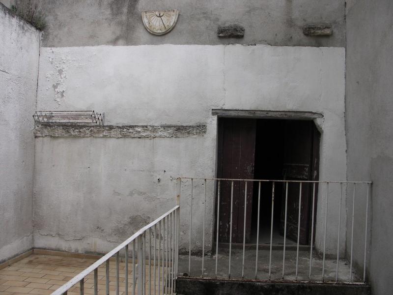 Enclos canonial. Maison 7-9 place du chapitre. Parcelle 295. Salle capitulaire. Accès depuis la cour intérieur au niveau de grenier qui occupe la partie haute de la salle.