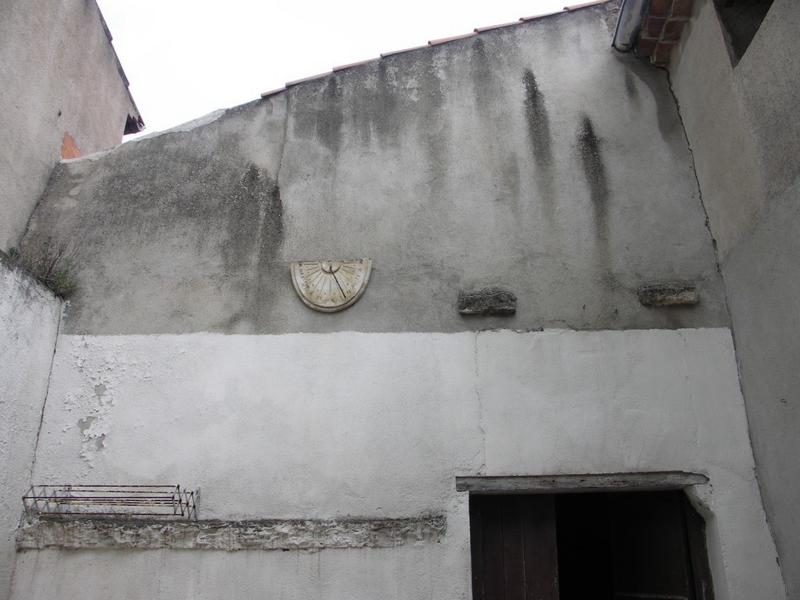 Enclos canonial. Maison 7-9 place du chapitre. Parcelle 295. Salle capitulaire. Accès depuis la cour intérieur au niveau de grenier qui occupe la partie haute de la salle.