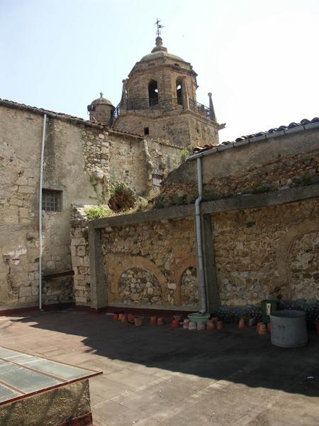 Enclos canonial. Maison 5 place du chapitre. Parcelle 296. Cloître. Angle nord-est.