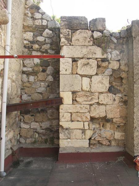 Enclos canonial. Maison 5 place du chapitre. Parcelle 296. Cloître. Côté est. Reprises dans le mur jouxtant la sacristie démolie.